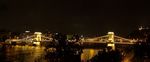 Panorama der n&auml;chtlich erleuchteten Kettenbr&uuml;cke.