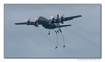 C-130 setzt Luftlandetruppen aus