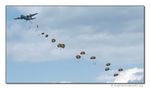 C-130 setzt Luftlandetruppen aus
